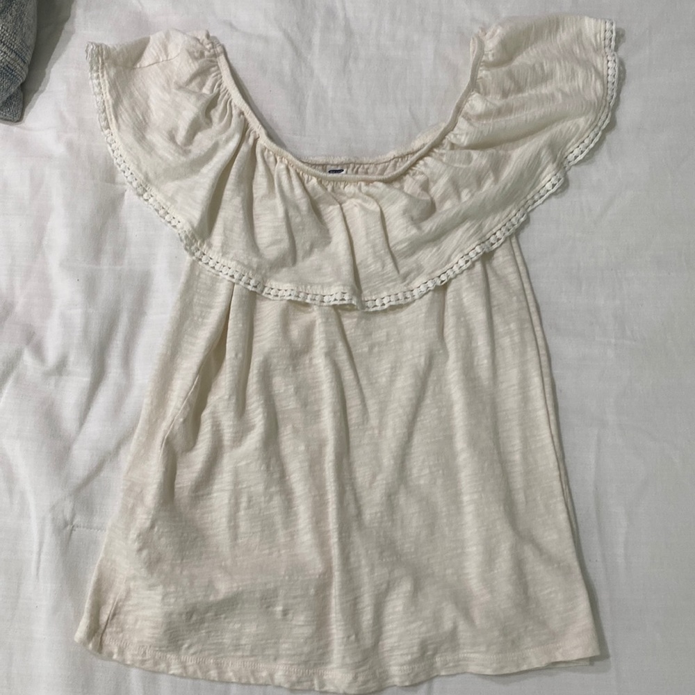 Flowy off shoulder crème top